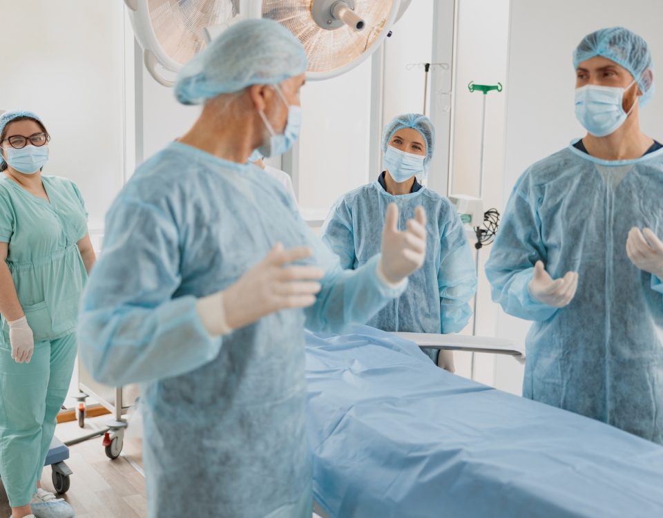 Révisions / échecs de chirurgie précédente 6 Team of professional surgeons are preparing for surgery while waiting for a patient